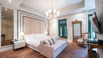 Klassieke studio suite | Luxe beddengoed, een minibar, een bureau, geluiddichte muren