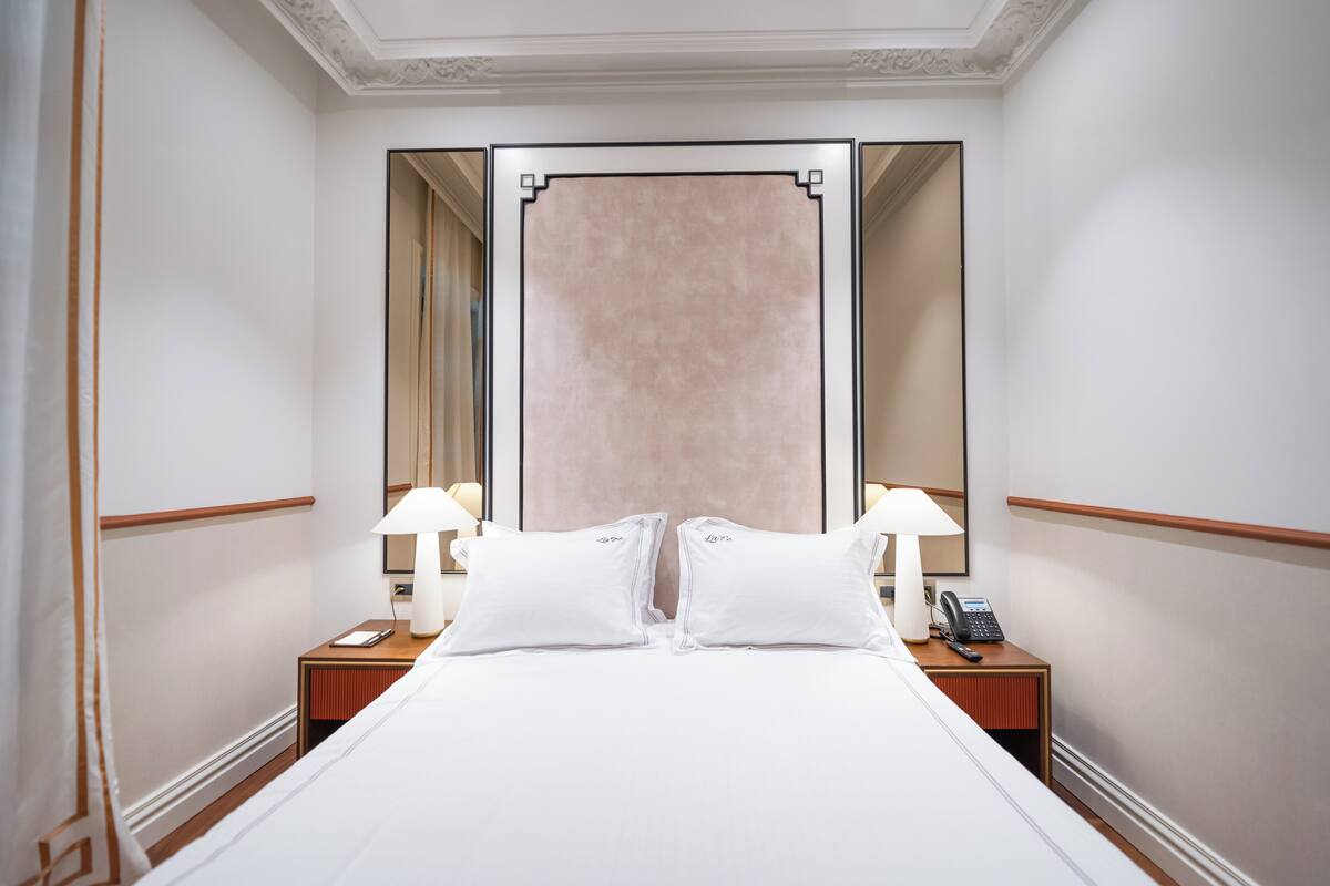 Phòng đôi Deluxe | Bộ đồ giường cao cấp, minibar, bàn, phòng cách âm 