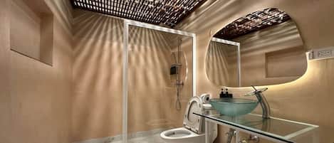 Suite junior | Baño | Amenidades de baño gratuitas, toallas, jabón, papel de baño