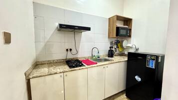 Refrigerador, microondas, parrilla de estufa y tetera eléctrica