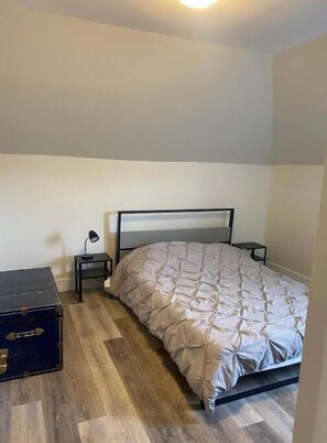 3 bedrooms, travel cot, free WiFi, bed sheets