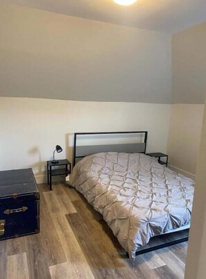 3 slaapkamers, reisbedje, gratis wifi, beddengoed