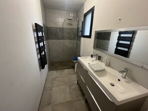 Ducha, secador de pelo, jabón, papel higiénico