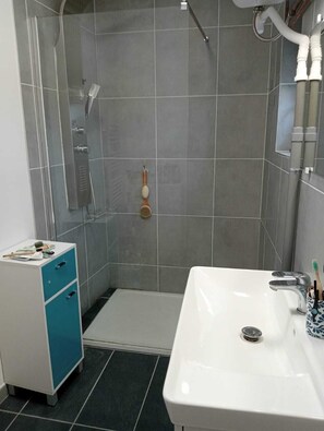 Hårføner, håndklær, såpe og toalettpapir