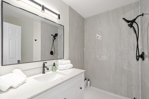 Douche, sèche-cheveux, serviettes fournies, savon