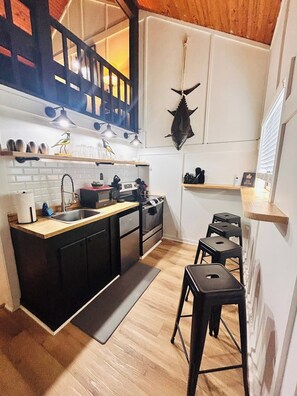 Kühlschrank, Mikrowelle, Ofen, Herdplatte
