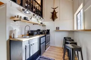 Kühlschrank, Mikrowelle, Ofen, Wasserkocher mit Kaffee-/Teezubehör
