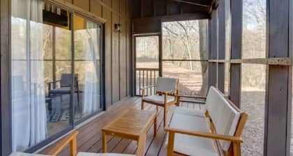 Woodland Retreat! Less than 10 minutes from Downtown Siloam Springs