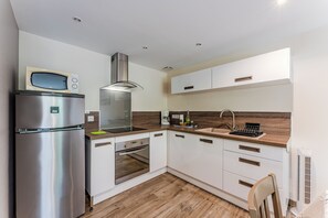 Kylskåp, mikrovågsugn, ugn och spishäll