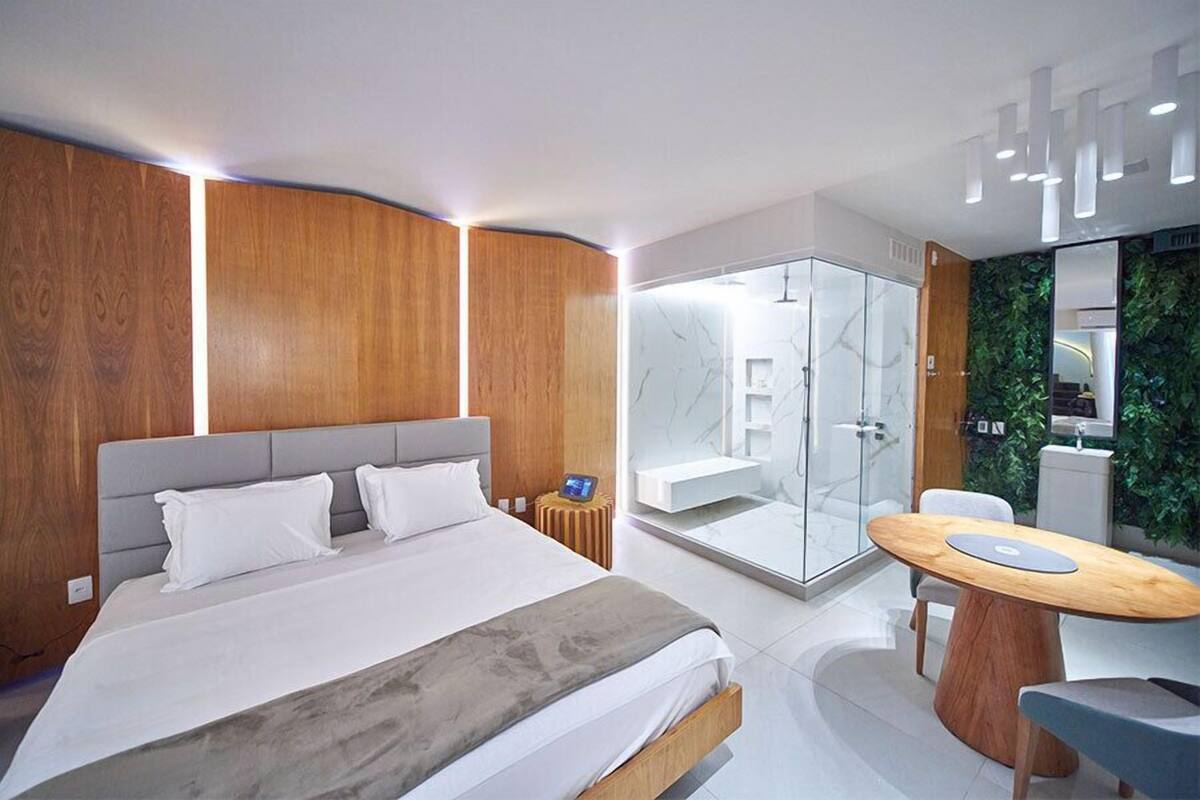 Escritorio, wifi gratis y muebles diferentes 