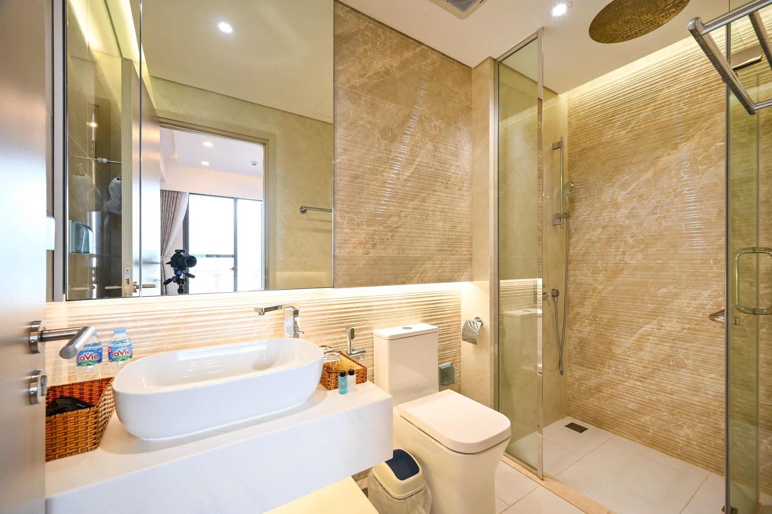 Une salle de bain moderne avec une douche à parois de verre, une grande baignoire blanche et des toilettes.