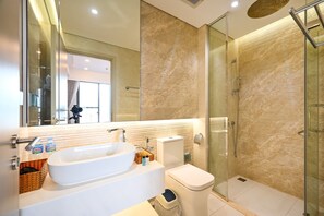 Deluxe Apartment, 2 Bedrooms | Bathroom | Hair dryer, slippers - Royal State Nguyen Luong Bang (Ho Chi Minh City)