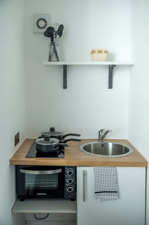 Private kitchen - Cozy Studio Flat in Vibrant Bustling Dalston (London)