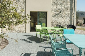 Outdoor dining - Maison Proche Bayeux 7 Chambres a la Campagne (Cristot)