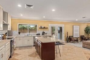 Fridge, microwave, oven, stovetop - Arizona Mountain Escape, Hot Tub, Golfing, Hiking (Phoenix)