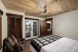 5 bedrooms, desk, iron/ironing board, travel cot - Lakefront Private Cove Retreat w/ Sandy Beach, Dock, Hot Tub + Boat & Ski Option (West Union)