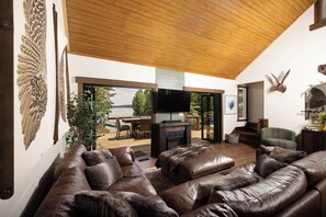 スマートテレビ、暖炉、テレビゲーム、ステレオ