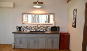 Een koelkast, een magnetron