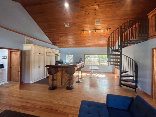 Beautiful Waterfront Home on Deepwater Canal. Easy Access to the Gulf. 