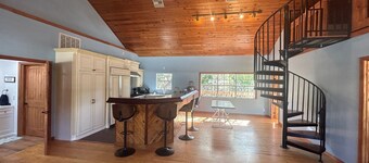 Beautiful Waterfront Home on Deepwater Canal. Easy Access to the Gulf. 