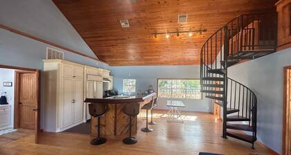 Beautiful Waterfront Home on Deepwater Canal. Easy Access to the Gulf.