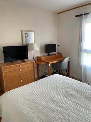 2 bedrooms, desk, iron/ironing board, free WiFi - Joli T3 vue mer Avec Piscine et Tennis à 5 min à Pieds des Calanques et Plages! (Bandol)