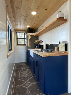 Frigorífico, microondas, placa de cocina y cafetera o tetera