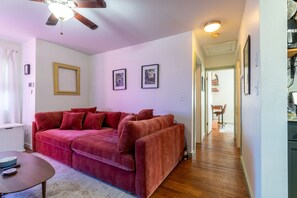 Living area - Cozy 2 Bedroom Condo Downtown Atlanta 5 mins from Mercedes Benz & State Farm (Atlanta)