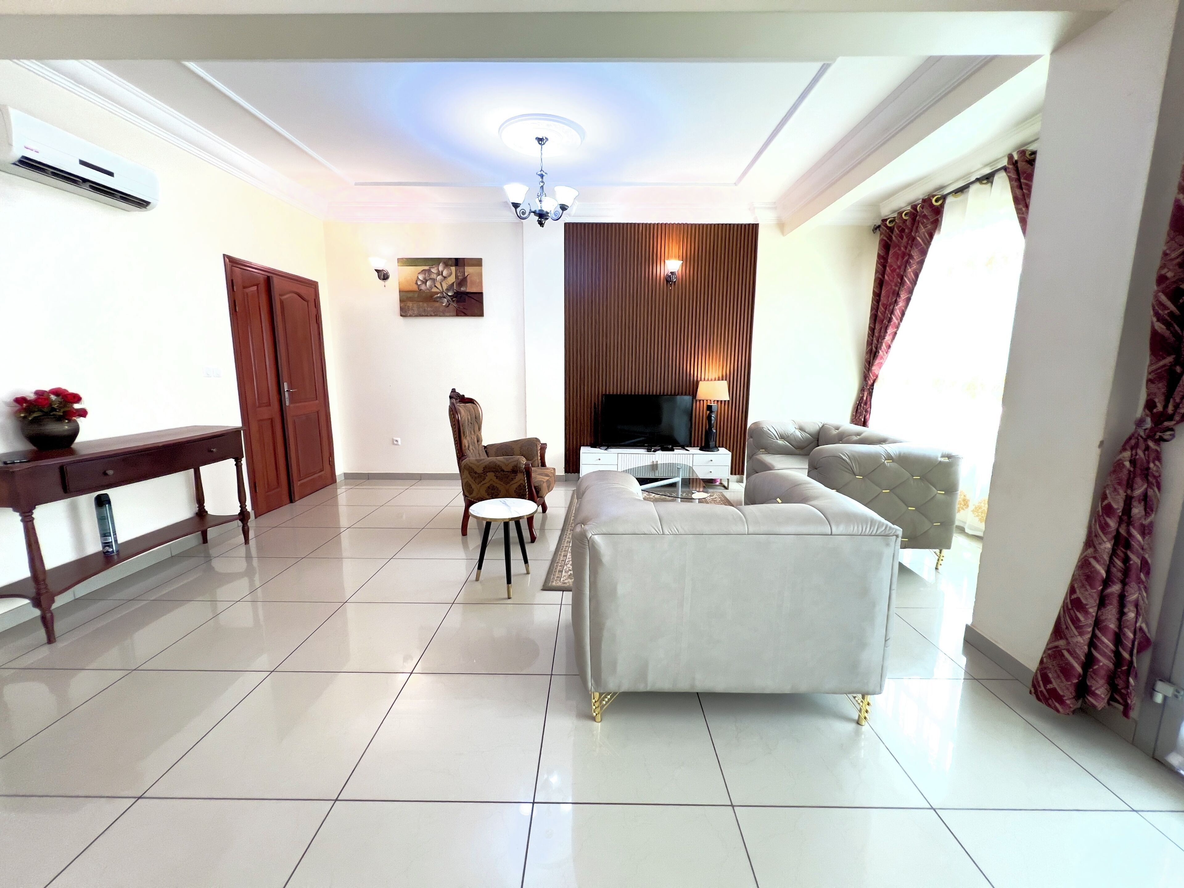 Appartement Deluxe | Coin séjour | Télévision à écran plat de 43 pouces avec chaînes par satellite