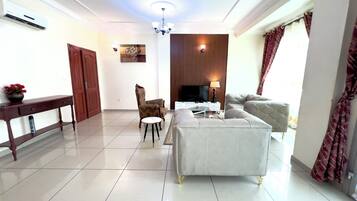 Deluxe-Apartment | Wohnbereich | 43-Zoll-Flachbildfernseher mit Satellitenempfang