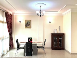 Deluxe Apartment | Living area | 43-inch flat-screen TV with satellite channels - Résidence hôtelière LA ROSELINE (Yaoundé)