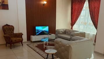 Deluxe-Apartment | Wohnbereich | 43-Zoll-Flachbildfernseher mit Satellitenempfang