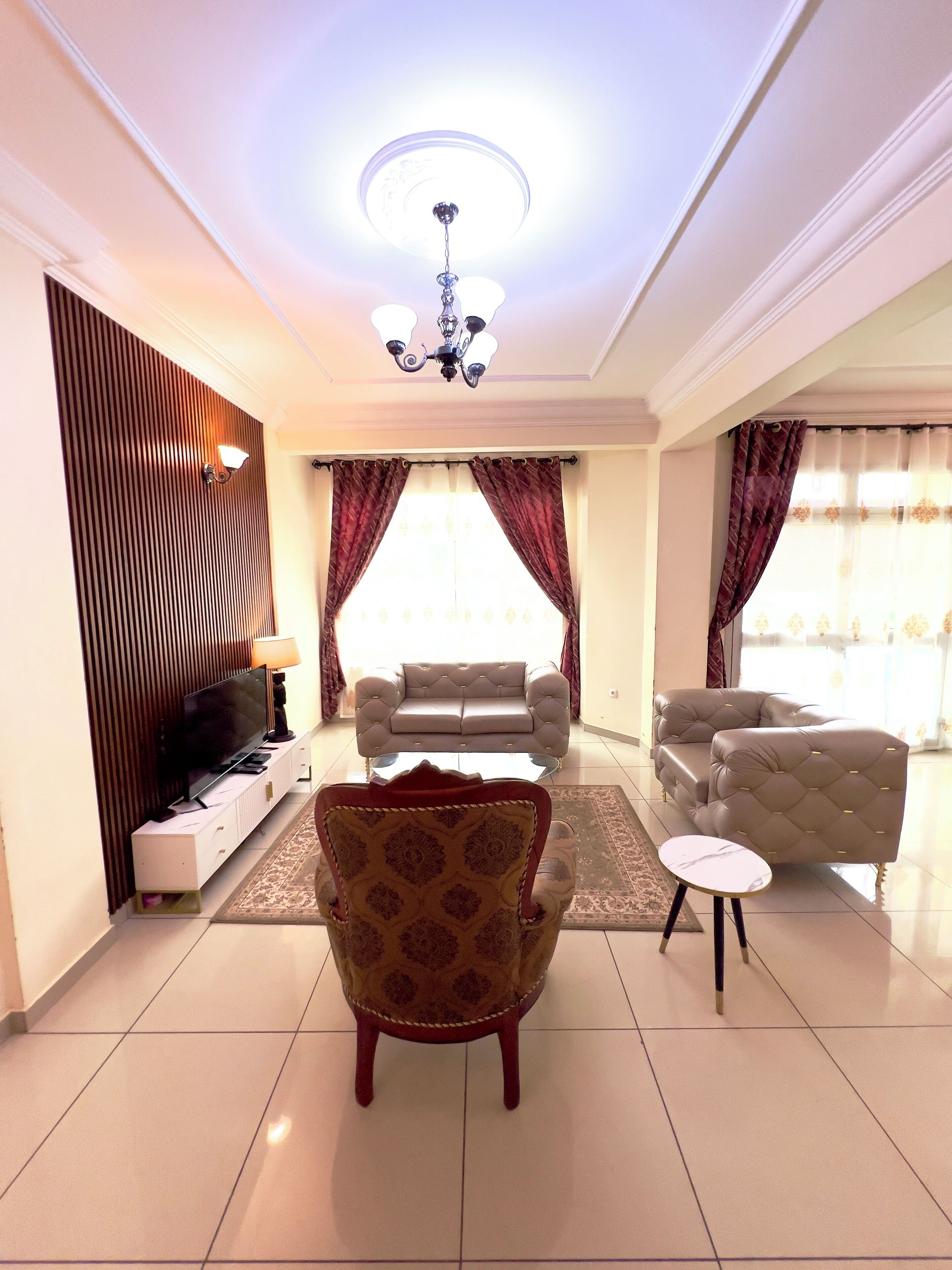 Appartement Deluxe | Coin séjour | Télévision à écran plat de 43 pouces avec chaînes par satellite