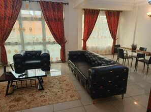 Deluxe-huoneisto | Oleskelualue | 43–tuumainen taulutelevisio, jossa satelliittikanavat