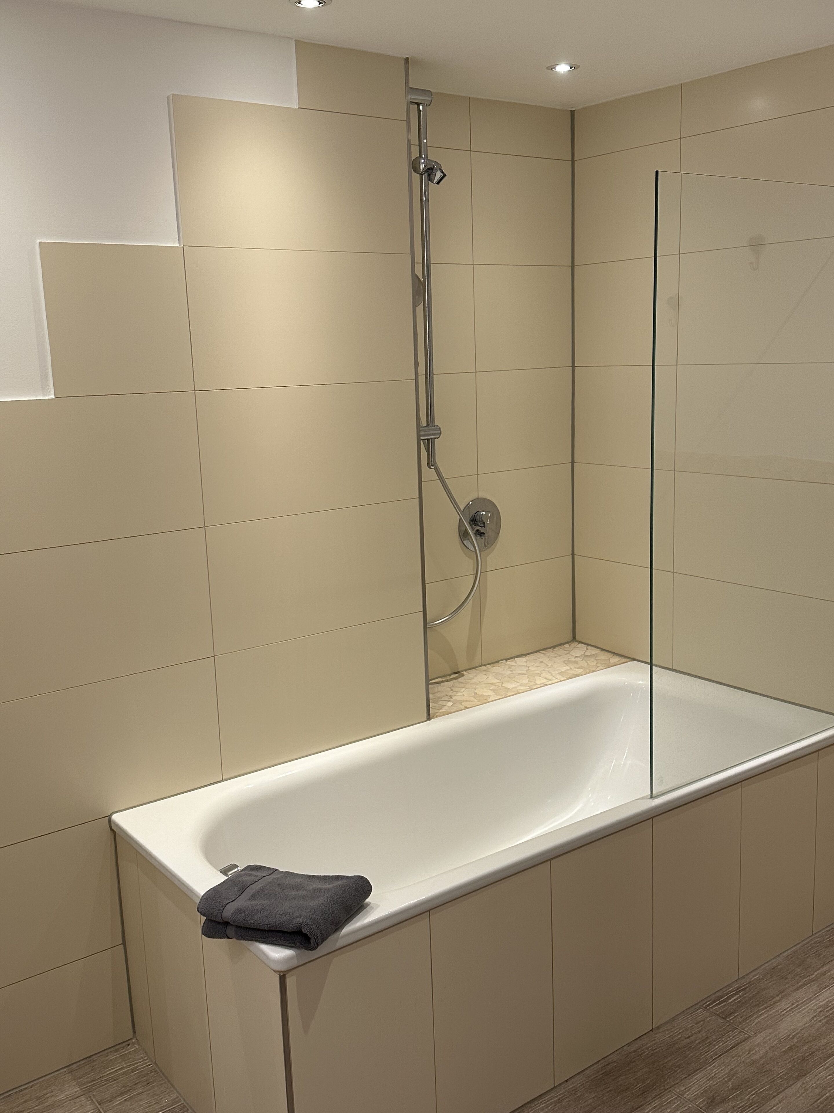 ヘアドライヤー、タオル、石鹸、トイレットペーパー