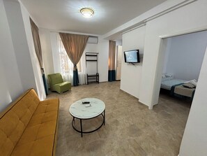 Apartamento City | Zona de estar | Una televisión de pantalla plana