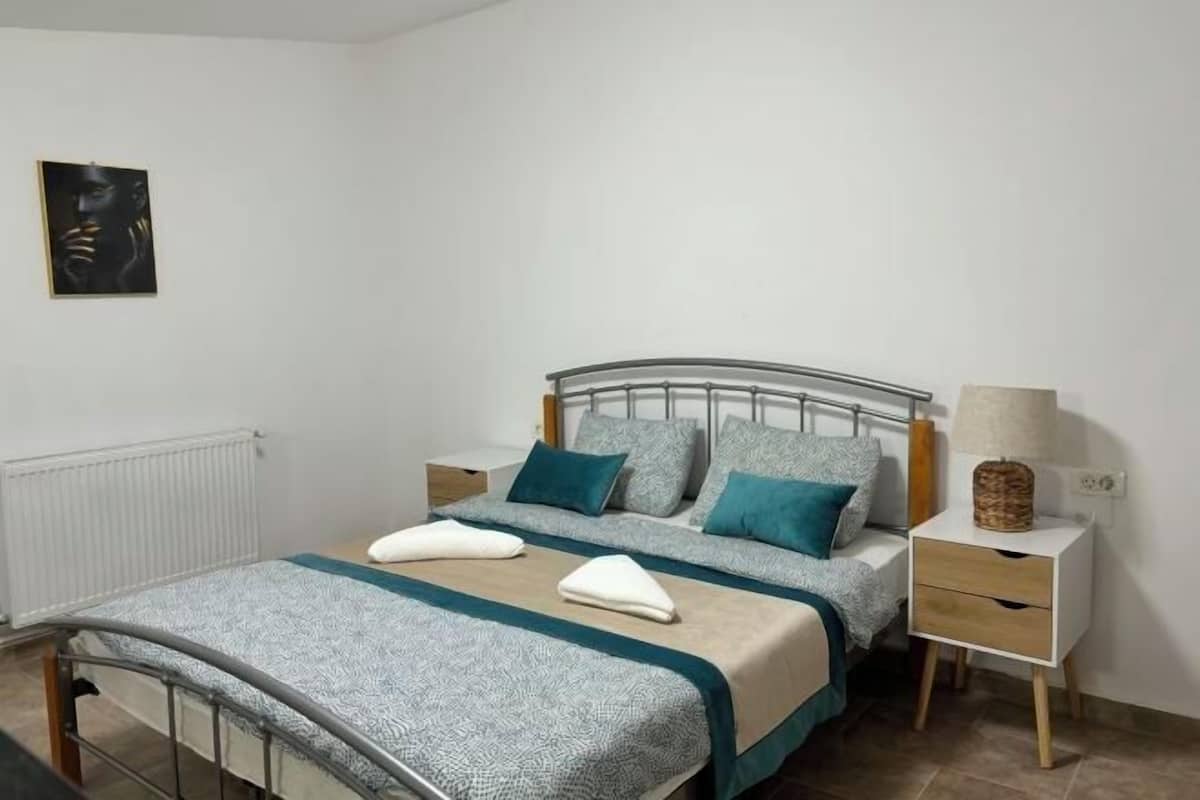 WiFi (free), bed sheets