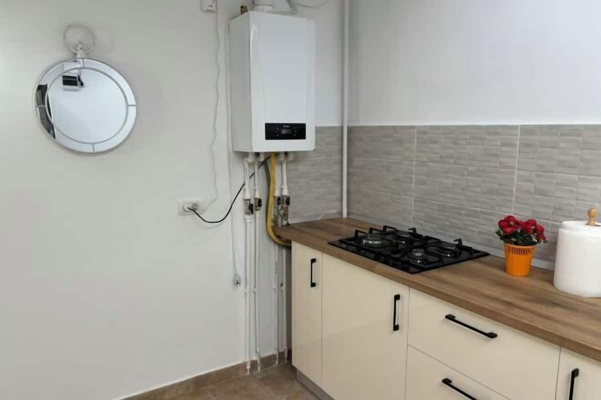 Private kitchen | Full-size fridge, microwave, kitchen island
