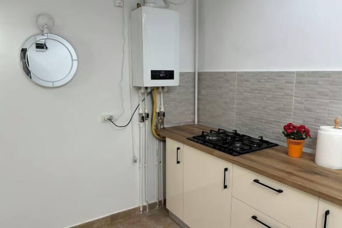 Private kitchen | Full-size fridge, microwave, kitchen islands