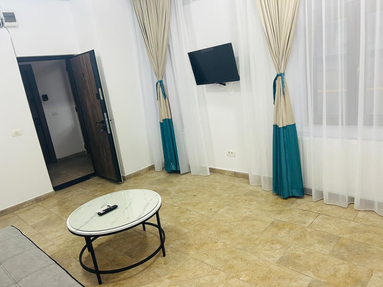 Departamento urbano | Área de sala de estar | Televisión de pantalla plana de 50 cm con canales por cable 