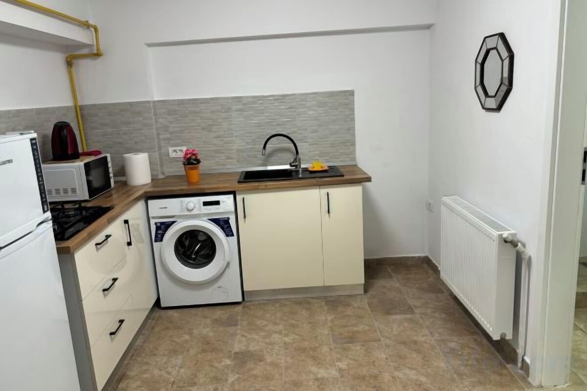 Private kitchen | Full-size fridge, microwave, kitchen island