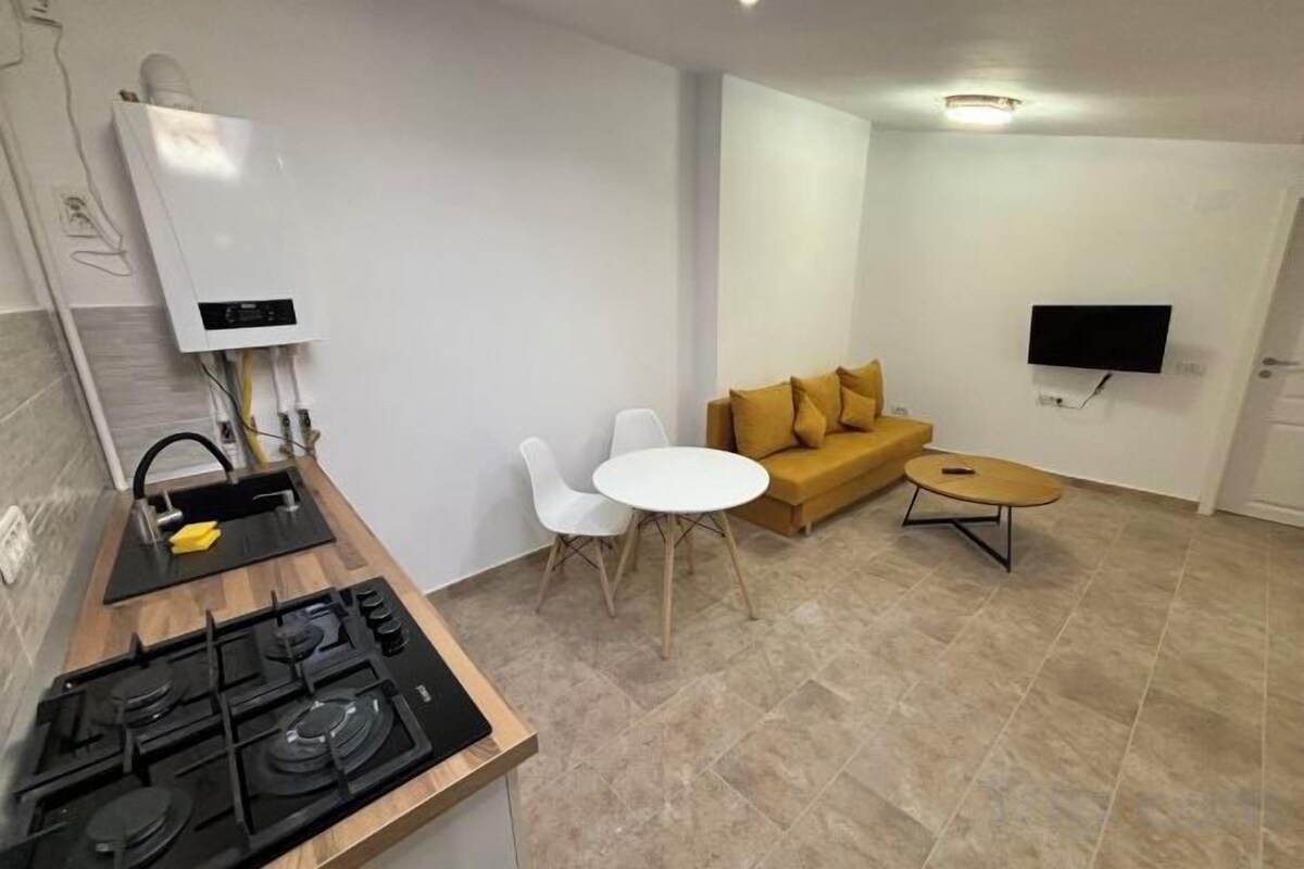 Private kitchen | Full-size fridge, microwave, kitchen island
