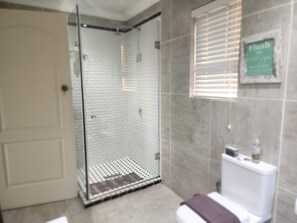 Separat badekar og dusj, dype avslapningsbadekar, hårføner og håndklær