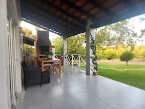 Outdoor dining - Stunning Cottages in Cape Town - Wineland's (Paarl)