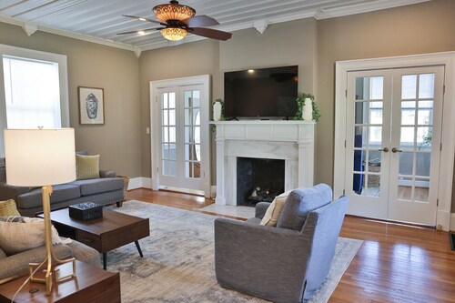 The Grand Colonial Manor on East 11th - 3 Kings!