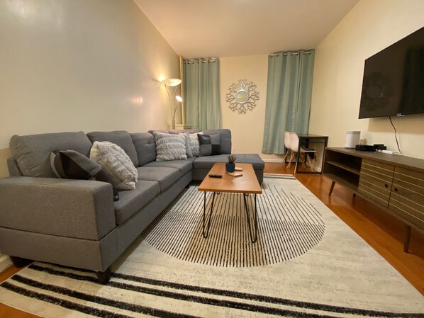 Smart TV - Brooklyn 2 Bedroom - 30 mins to Manhattan! Easy access to train! (Brooklyn)