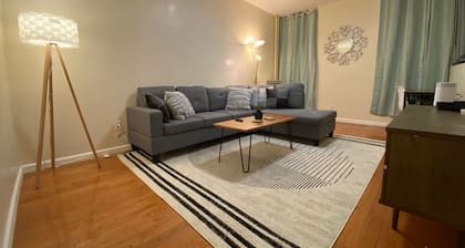 Brooklyn 2 Bedroom - 30 mins to Manhattan! Easy access to train!