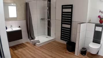 Douche, sèche-cheveux, serviettes fournies, savon