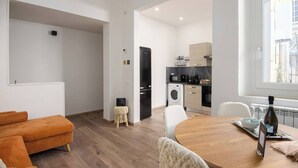 A modern apartment with a dining area, kitchen, and a view of the city. - Zen Island downtown Florence, new apartment for 6 (Firenze)