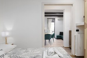 1 chambre, coffre-fort, fer et planche à repasser, lit de bébé portatif